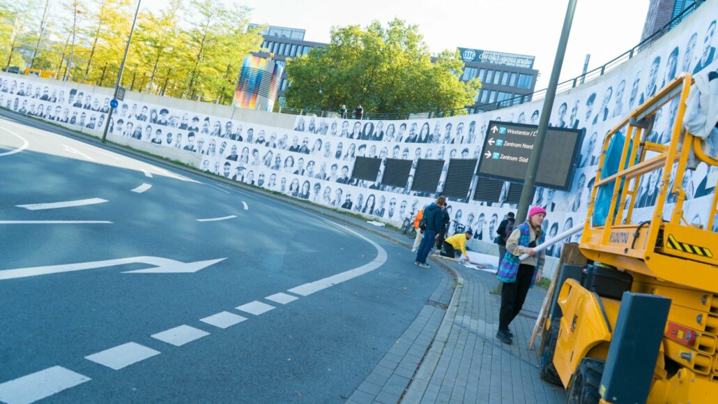 Street-Art-Künstler JR zeigt mit „Inside Out“ Hunderte Porträts in der Dortmunder City