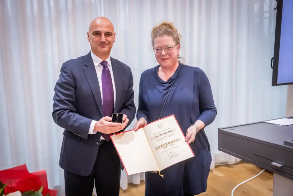 Inke Arns, Bruno Knust und Ursula Mehrfeld erhalten die städtische Ehrennadel