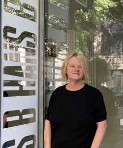 Ingrid Schmechel vor dem Hans B